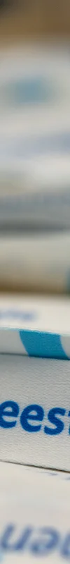 Eine Nahaufnahme mehrerer weißer Schlüsselbänder (Lanyards) mit dem Aufdruck „MV-Ostseestrategie“ und dem passenden Logo. Das vorderste Band ist scharf fokussiert, während die Bänder im Hintergrund unscharf verschwimmen.