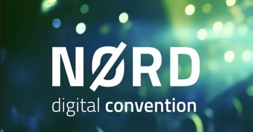Logo „NØRD digital convention“ in weißer Schrift vor einem unscharfen, dunkelblau-hellgrünen Hintergrund mit leuchtenden Bokeh-Lichtpunkten.