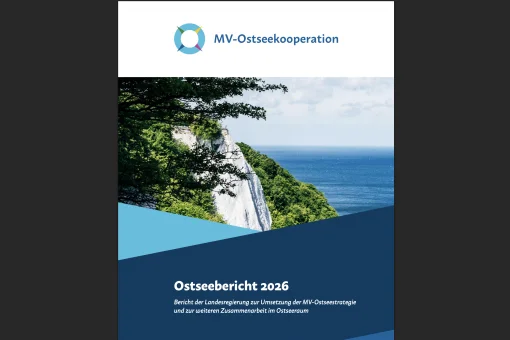 Cover des Ostseeberichts 2026. Oben das Logo der MV-Ostseekooperation, mittig ein Foto der Kreidefelsen auf Rügen. Unten auf dunkelblauem Grund der Titel „Ostseebericht 2026“ nebst Untertitel.