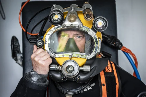 Achim Multhaupt von Balticlift steckt im Taucheranzug. Zu sehen ist sein Gesicht hinter der Tauchermaske.