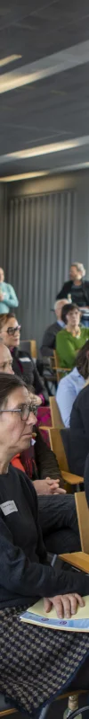 Blick in das Publikum bei einer Konferenz der MV-Ostseekooperation. Die zahlreichen Teilnehmenden sitzen in Stuhlreihen in einem hellen Tagungsraum und hören aufmerksam zu.