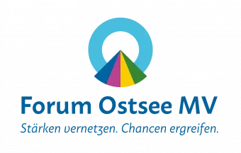 Logo des Forum Ostsee MV: Links ein hellblauer Kreis mit bunten Segmenten, rechts der blaue Schriftzug „Forum Ostsee MV“ und Slogan „Stärken vernetzen. Chancen ergreifen.“.